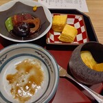 日本料理　伊せ吟 - 豚角煮・鯖味噌煮(完食済)・フルーツ・出汁巻き