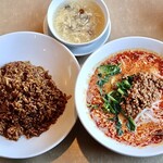 浜木綿 - 料理写真:名物担々麺＋しっとり黒チャーハン