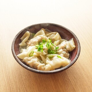 ラーメンと合わせて楽しめる「水餃子」など、一品料理もおすすめ