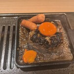焼肉こじま離れ - ハンバーグ（M）、こだわり卵、ウインナー
