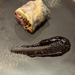 銀座 やまの辺 江戸中華 - 石垣牛のグレープ巻き、甜麺醤味噌ソースで