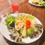 MBF - サラダバー、奥にあるのはトマトジュース