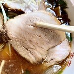 らーめん八平 - 脂がのったチャーシュー。柔らかく、噛み締めると肉の旨みと程よい塩味(えんみ)。
