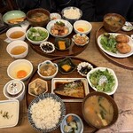 八百屋とごはん かわさき - 手前・満点定食 左奥・元気定食