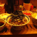 馳走麺 狸穴 - 肉盛りつけ蕎麦と薬味たち