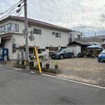 豊楽 - 店舗と駐車場（線がないので注意してネ！）