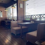 BUNKAYA - 窓際の席。