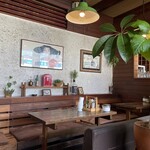 BUNKAYA - 奥の席。ぼんやり一人で読書に耽るのに最適。