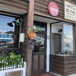 BUNKAYA - 至る所にミニチュアカーなどの小物が飾られています。