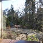 レストラン ナズ - 窓からお庭を