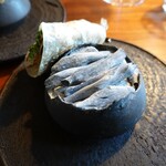 レストラン ナズ - ハヤが置かれた炭火