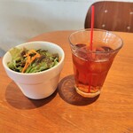 ラジ・カフェ・アパートメント - サラダとアイスティー