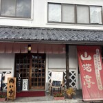 山猫亭 本店 - 右を向くとそこはもう諏訪大社