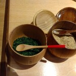 黒おでんと四季彩料理 まるだい - 青海苔とかつお節で振りかけて食べます