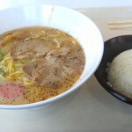 グッディ - 豚骨ラーメン＋ライス200円