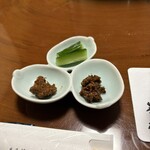 豚捨 若柳 - 上から時計回りに、きゅうり、牛肉のしぐれ煮、肉味噌