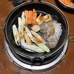 豚捨 - 野菜、豆腐、白滝を並べ、砂糖と醤油で味付け