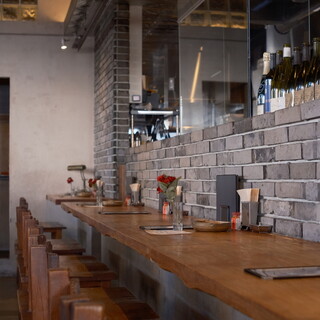 お洒落インテリアが目を惹く店内はデートや記念日にどうぞ