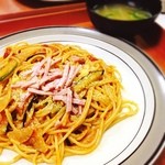 フレスガッセ - ナポリタ〜ン✨美味
            庶民派ナポリタン食べるの何年ぶり⁉︎ 嬉しい♡
            このお店はハム専門店なので上にハム乗せ