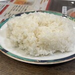 鳳翔 - お皿で提供されるご飯。普通盛りでもタップリです。