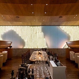 白と木目調を織り交ぜた落ち着いた店内、団体のご利用も承ります