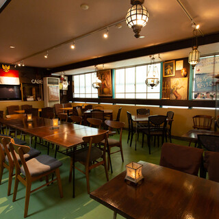 現地のインテリアが彩りを添える温かい雰囲気の店内