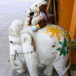 Indo Kare Tei - とりあえずお店の前の象さんに乗ってみるボキら。
                        
                        ちびつぬ「象さん、象さん～♪」