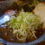 中華蕎麦 とみ田 - せっかくなのでタレを早速味わってみると、つけ麺のタレにありがちな酸味や甘味があまりなく
      旨味をしっかりと感じる濃厚な味わいで、これはもしかしたら今までで一番美味しいつけ麺店なのでは？