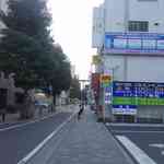 中華蕎麦 とみ田 - だだっ広い駐車場の横を通りぬけ