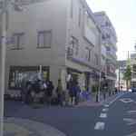 中華蕎麦 とみ田 - お店の前はもちろん、お店の近くの路地も含めて50人ほど並んでおり