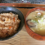 ろばたやき山ろく - 地鶏炊き込みご飯小75円とだご汁162円。