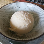 ろばたやき山ろく - 地卵のアイス400円。