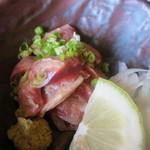 ろばたやき山ろく - 地鶏砂とろの刺身648円。