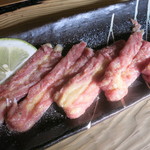 ろばたやき山ろく - 地鶏セセリ塩焼き411円。