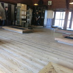 ろばたやき山ろく - 広い店内に贅沢に配置された炭火席。