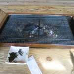 ろばたやき山ろく - おひとりさまでも炭火テーブル１席使わせていただけます。