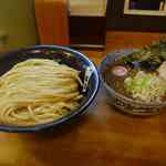 中華蕎麦 とみ田 - 麺は小麦の風味をしっかりと感じられながらコシの強く食べごたえのある味わいで
      甘味や酸味がなく旨味だけを感じられるタレにつけて食べると大変美味しく
      塩気があまり強くない事もあって、するする頂けます。