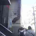 中華蕎麦 とみ田 - 列の前の椅子席まではまだ遠いなぁと思っていると