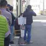 中華蕎麦 とみ田 - 程なくして自分の前の方まで先に食券を購入するべく店内に一度移動し