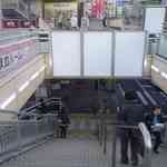 中華蕎麦 とみ田 - 駅前の階段を降りた後は