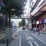 中華蕎麦 とみ田 - しばらく進むと右手にドラックストアや