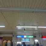 中華蕎麦 とみ田 - 駅ホームから階段を登り切った後は