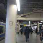 駅ホームを階段へと向けて移動し