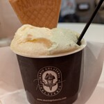 プレミアム マリオジェラテリア - コクのあるチーズが口イッパイに広がる「クワトロフォルマッジ」と、香ばしいピスタチオが時々顔を出す「プレミアム・ピスタチオ」！