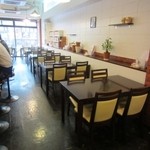 ドンキホー亭 - まだ昼前だったのでテーブルにも空席はありましたが人気店だし私は一人だったんでカウンターで食事です。
            