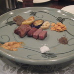 和黒 - 肉の周りは、塩・胡椒・マスタード