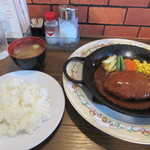 Donkihotei - 暫く待つと注文した元祖てごねハンバーグ８８０円の焼き上がり、ハンバーグにはご飯と味噌汁がセットになってました。
                        