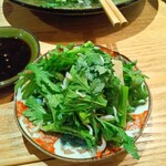 めしや チュウニカイ - 春菊とマッシュルームのサラダ