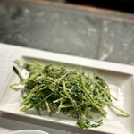 餃子の店 もも - 豆苗のサラダ？