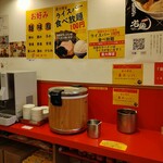 横浜家系ラーメン 裏大輝家 - 税込み100円食べ放題ライスバーコーナー